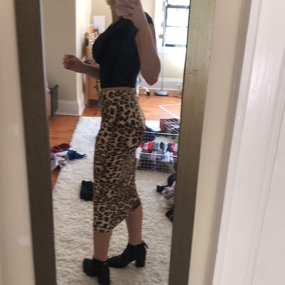Leopard skirt💛🤍🤎def shows off curves - Picture 2 of 3